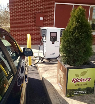 Video thumbnail for Going Beyond Gas: Nissan Brings Car Charging to Indianapolis Convenience Store Chain 